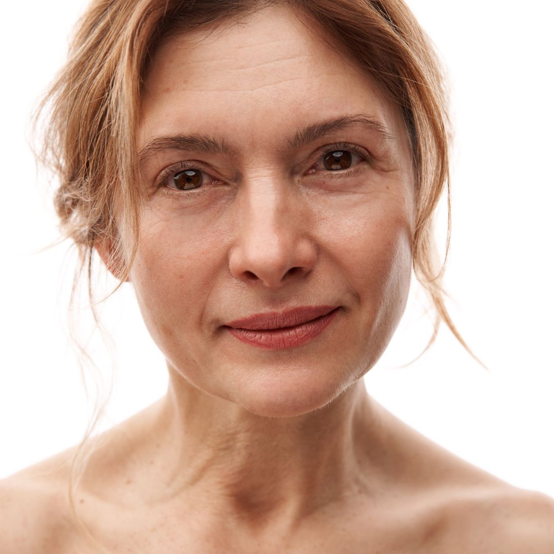 Moteris rodo drėgną, brandžią odą po rinkinio naudojimo.