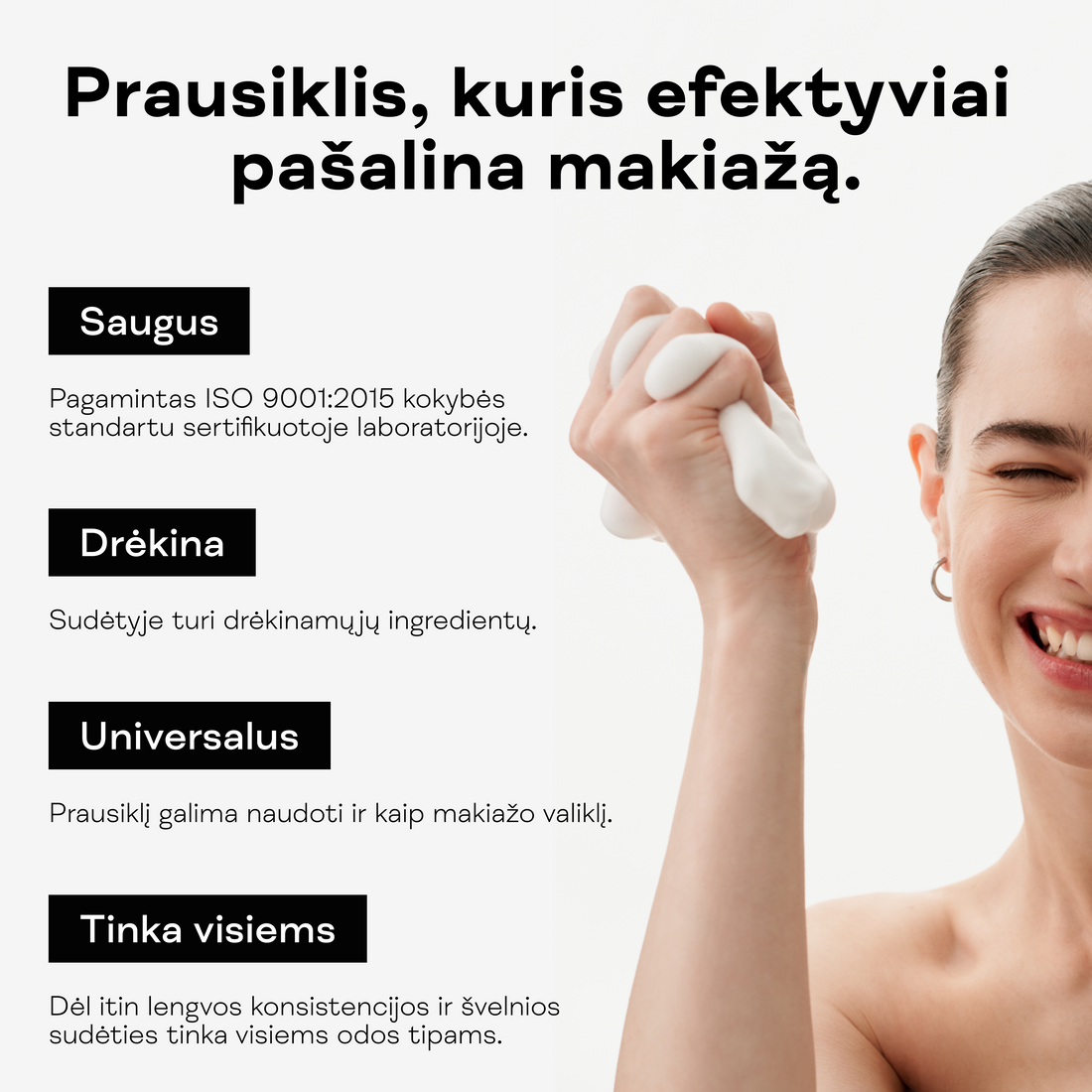 Valomųjų veido putų tiršta tekstūra moters rankoje.